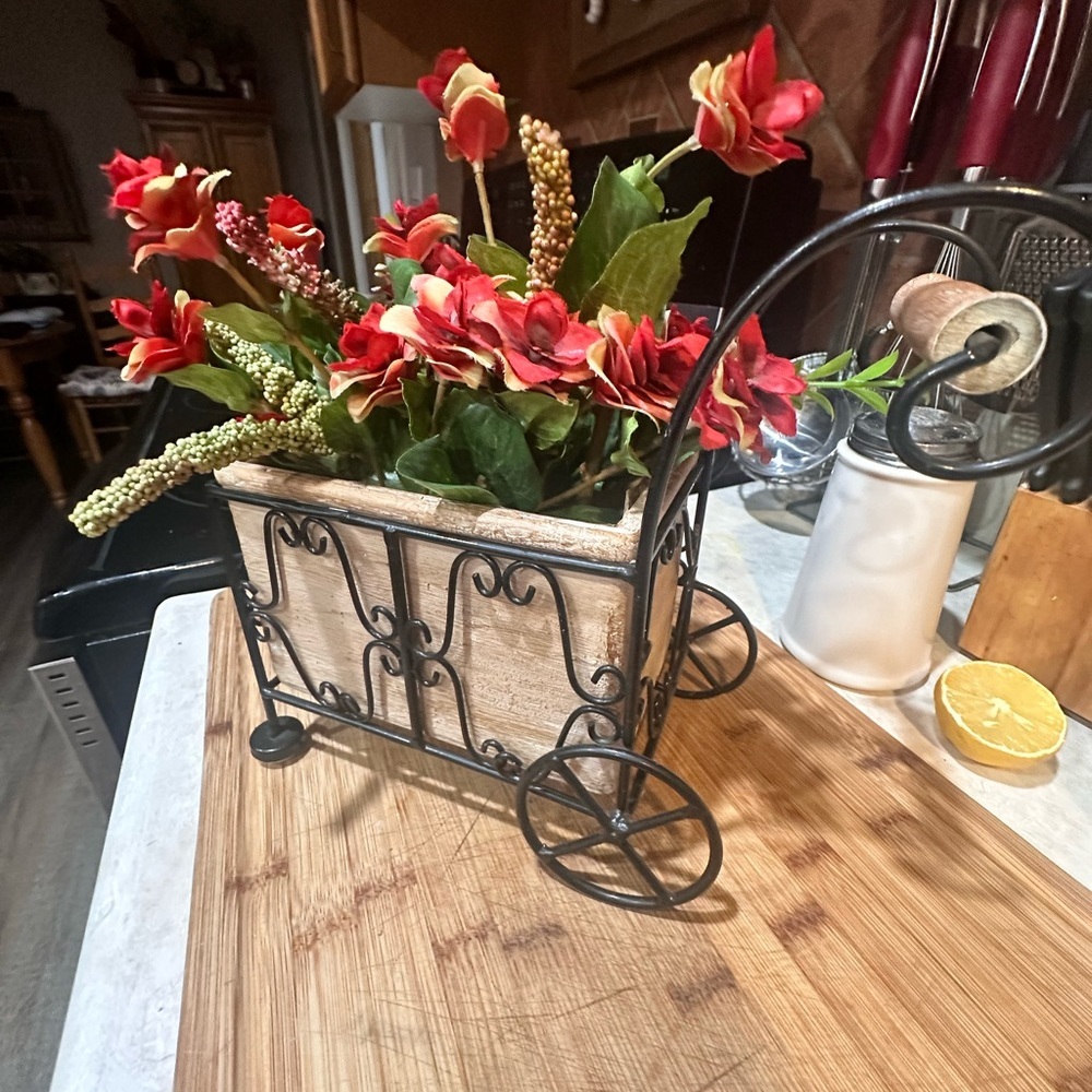 Handcrafted ceramic cart with metal carriage with florals - Picture 2 of 8